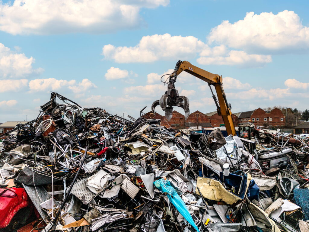 wrecking-claw-lifting-scrap-metal-under-cloudy-ski-2026-01-09-10-07-33-utc (1)